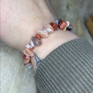 Carnelian chip and neutral agate chip beaded stretch bracelet
